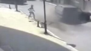 Stravična nesreća! Džipu otkazale kočnice, pa “pokosio” tri muškarca na trotoaru VIDEO