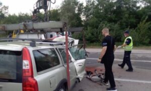 Strašan sudar traktora i automobila: Jedna osoba poginula, dvoje hitno prebačeno u bolnicu