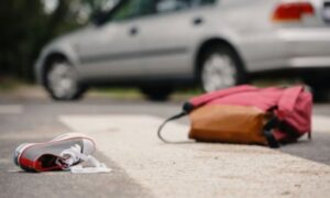 Strašna saobraćajka! Autom se zakucali u bilbord, povrijeđeno petoro mladih, jedno u komi