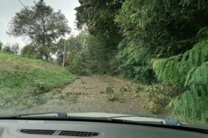 Uprkos upozorenju upustili se u vožnju kroz vodu: Dvije osobe spasene iz auta u kanalu