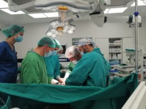 Uspjeh ljekara UKC: Hirurški tim izveo složen operativni zahvat, pacijent uskoro ide kući