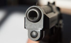 “Ko je dirao moju ženu”: Muškarac izazvao opštu paniku kada je vitlao pištoljem u kafani