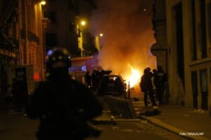 Divljali nakon poraza u finalu: Huligani u Parizu razbijali radnje, povrijeđeno 16 policajaca