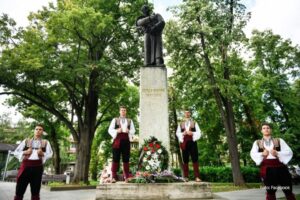 U čast velikana: Položen vijenac na spomenik Petra Kočića u Banjaluci FOTO