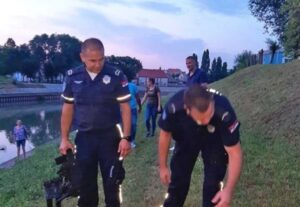 Herojski čin koji se prepričava! Policajac se naglavačke spustio niz strmu obalu i spasio psa FOTO