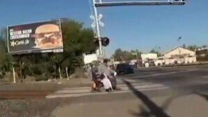 “Zapeo” na šinama: Hrabra policajka u zadnji čas spasila čovjeka u invalidskim kolicima VIDEO