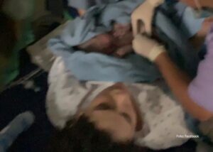 Ni eksplozija nije mogla poremetiti porođaj: Beba se rodila pod svjetlima telefona FOTO, VIDEO