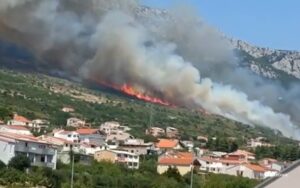 Vatra prijeti kućama: Izbio veliki šumski požar u Dalmaciji VIDEO