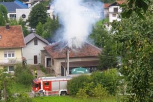 Brza intervencija vatrogasaca: Ugašen požar na kući u Banjaluci FOTO
