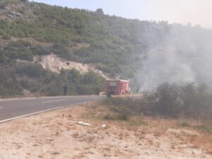 Dalekovod pukao i zapalio se: Opet izbio požar kod Trebinja