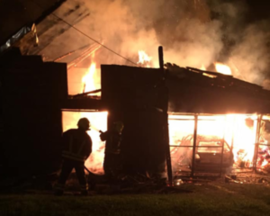 Mještane probudio gusti crni dim: Vatra “gutala” štalu, garažu i automobil kod Banjaluke FOTO