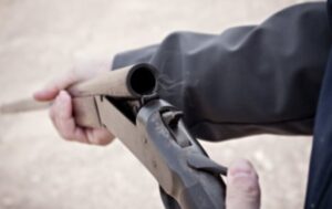 Stavljene mu lisice na ruke: Starac iz vazdušne puške pucao na maloljetnike, pogodio djevojčicu u koljeno