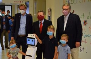 Idu korak ispred svih: Roboti u bečkoj bolnici djeci mjere temperaturu i daju informacije o koroni