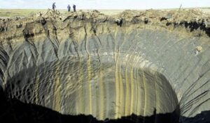 Džinovska eksplozija metana u Sibiru ostavila iza sebe 50 metara duboku rupu FOTO