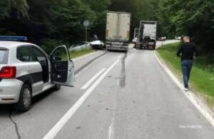 Teška nesreća: S kamiona se otkačila šlepa i udarila u auto, ima povrijeđenih