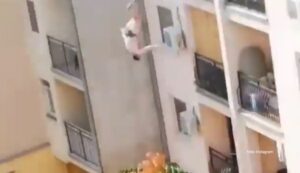 Šok snimak iz Novog Sada: Muškarac skočio sa zgrade usred grada VIDEO