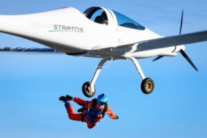 “Budućnost se mijenja”: Prvi skok padobranom iz solarnog aviona