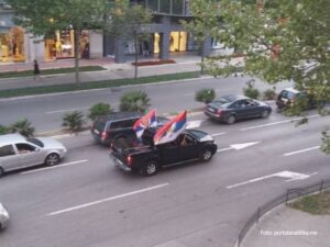 Dok neki negoduju, većina proslavlja: Kolona automobila i trobojke u Nikšiću zbog Temeljnog ugovora
