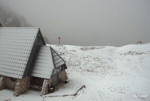 Ljeto se polako predaje: Pao snijeg u Sloveniji FOTO