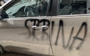 Grafit na autu beogradskih tablica u Splitu: “Pali traktor” “Ubij Srbina”, “ZDS”