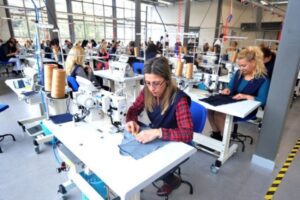 Proljećna kolekcija stoji u skladištu: Korona prepolovila zaradu u tekstilnoj industriji Srpske