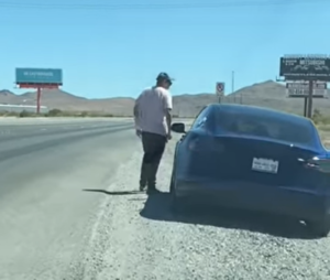 Bizarna situacija: Stao mu auto na struju, od prolaznika tražio benzin da ga pokrene VIDEO