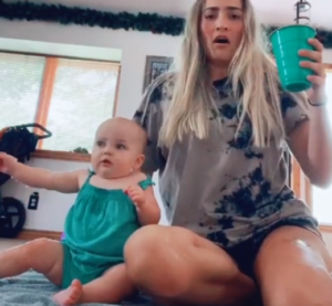 Polij svoju bebu vodom: Novi izazov na TikToku osmislile mame VIDEO