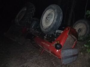 Prebačen u bolnicu: Muškarac teže povrijeđen prilikom prevrtanja traktora