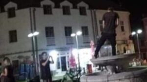 Građani zgroženi prostaklukom: Policija traga za mladićem koji je urinirao po fontani
