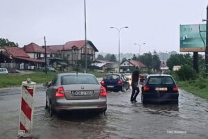 Kiša neumorno pada: Vozači na mukama, pljusak ponovo poplavio pojedine ulice u BiH