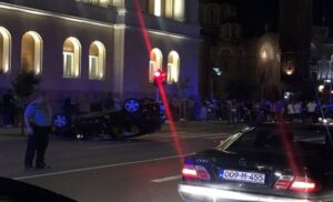 Težak udes u centru Banjaluke, automobil završio na krovu VIDEO