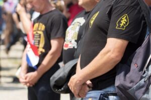 Sa ustaškom šahovnicom marširali Zagrebom: Nosili majice sa natpisom “Tito zločinac”