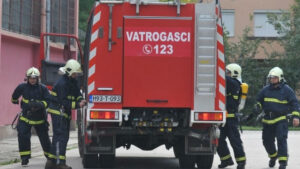 Kratki spoj izazvao požar na porodičnoj kući, žena lakše povrijeđena