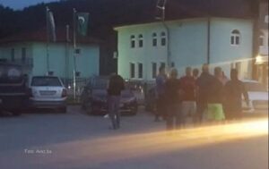 Građani u Velikoj Kladuši pregledaju autobuse i izbacuju migrante VIDEO