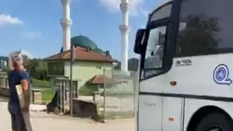Strpljenje mještana na izmaku: Polupao prozore na autobusu koji je vozio ilegalne migrante VIDEO