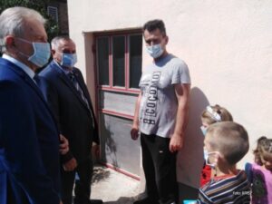 Ocu obezbijeđen i posao: Višković uručio ključeve kuće sedmočlanoj porodici FOTO