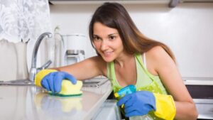 Kućni poslovi znaju biti naporni: Ovo je spisak onih koje nije potrebno prečesto obavljati