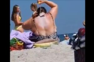 Urnebesno! Žena na plaži iz torbe je izvadila molerski valjak, a onda je uslijedio “šou” VIDEO