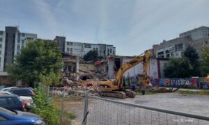Odlazak simbola Banjaluke: Bageri ruše zgradu nekadašnjeg bioskopa Kozara