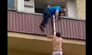 Urnebesna scena u po bijela dana! Ljubavnik u gaćama bježi preko terase, razjareni muž ide za njim VIDEO