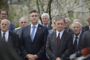 “Ovaj je zločin uvreda za savremenu Hrvatsku”: Plenković na komemoraciji srpskim žrtvama u Varivodama