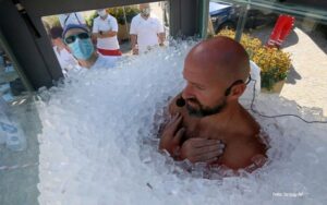 Oborio sopstveni rekord: Muškarac proveo dva i po sata u kutiji punoj leda VIDEO