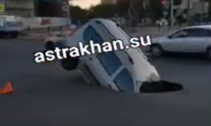 Skoro pa nestvarna scena! Sa suzama u očima gledao kako mu put “guta” automobil VIDEO