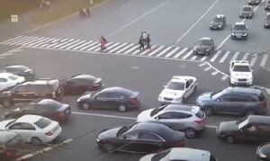 Kada Putin prolazi svi staju: Ovako obezbjeđenje ruskog predsjednika rješava saobraćajni haos VIDEO