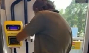 Opreza nikada dosta! Ušao u autobus i oprao noge sredstvom za dezinfekciju VIDEO