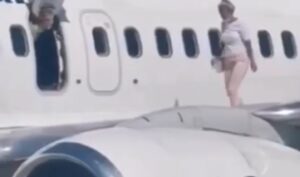 Nepromišljeno i opasno: Putnica šetala po krilu aviona, jer joj je bilo vruće VIDEO