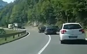 Bahata vožnja: Sa službenim automobilima prestižu na punoj liniji i ugrožavaju druge VIDEO
