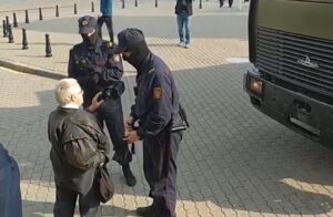 Postala zvijezda u svijetu: Baka sama stala ispred oklopnog vozila tokom protesta VIDEO