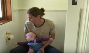 Lekcija za roditelje: Ovako je par dvonedjeljnu bebu odvikao od pelena VIDEO