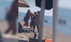 Drama na plaži: Tuča starije žene i muškarca šokirala društvene mreže VIDEO
